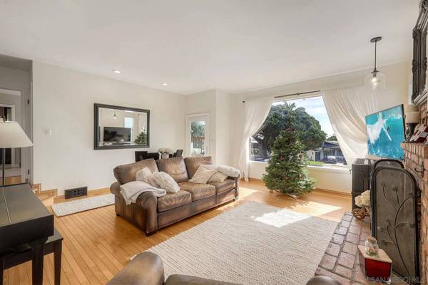 1166 Agate St, San Diego, CA 92109