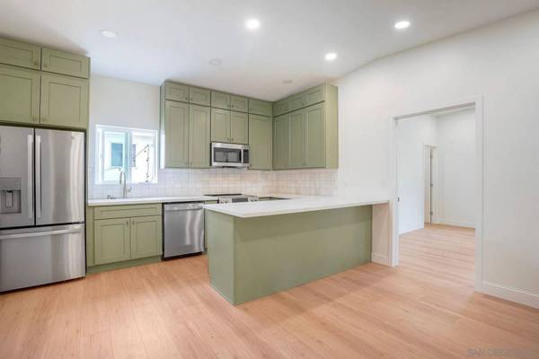 6942 Eberhart St, San Diego, CA 92115
