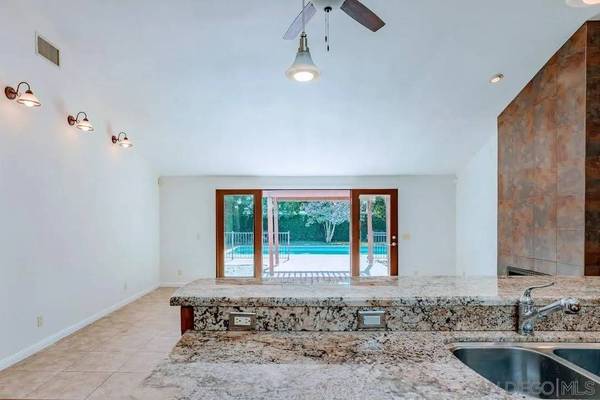 1102 S Mountain St, Visalia, CA 93277