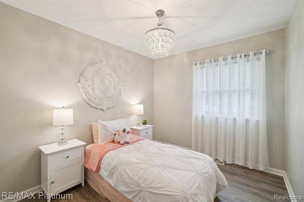 734 S Walnut Street, Howell, MI 48843