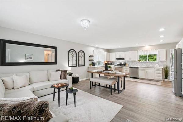 734 S Walnut Street, Howell, MI 48843