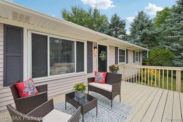 734 S Walnut Street, Howell, MI 48843