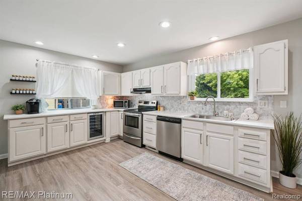 734 S Walnut Street, Howell, MI 48843