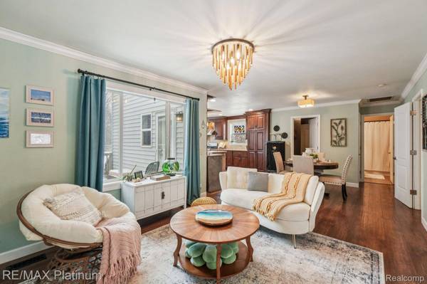 8566 Meyers LN, Pinckney, MI 48169