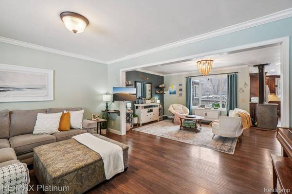 8566 Meyers LN, Pinckney, MI 48169