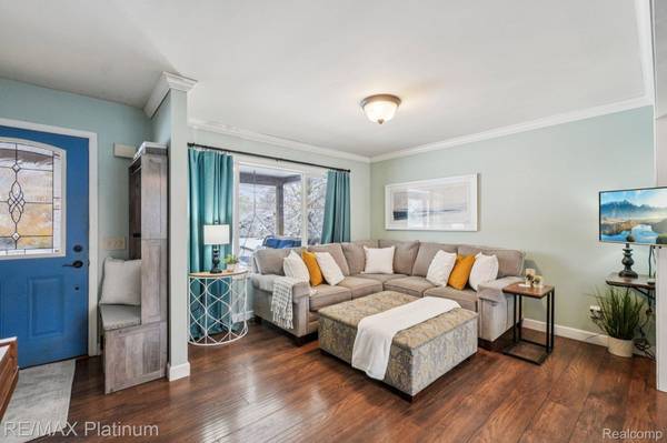 8566 Meyers LN, Pinckney, MI 48169