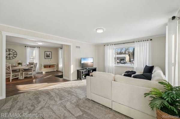 635 E Unadilla ST E, Pinckney, MI 48169