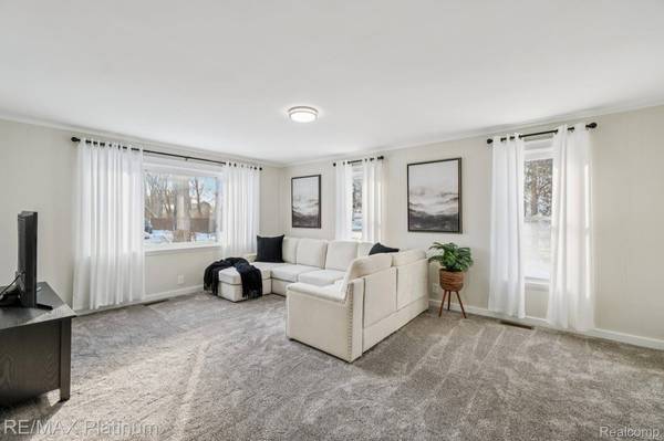 635 E Unadilla ST E, Pinckney, MI 48169