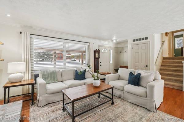 22630 Sandra ST, South Lyon, MI 48178