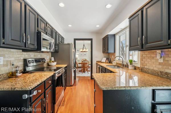 22630 Sandra ST, South Lyon, MI 48178