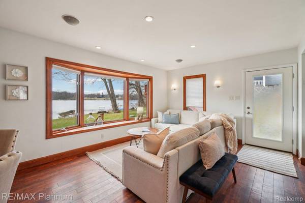 3822 Langley DR, Hamburg Township, MI 48169