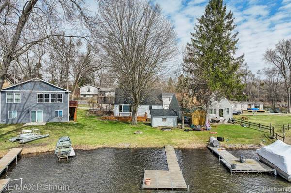 3822 Langley DR, Hamburg Township, MI 48169