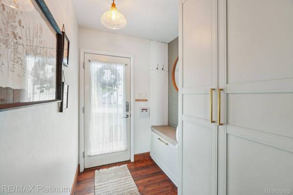 3822 Langley DR, Hamburg Township, MI 48169