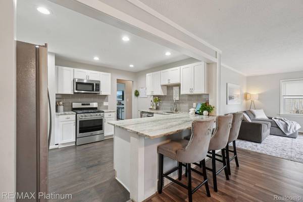 521 W Crane ST, Howell, MI 48843