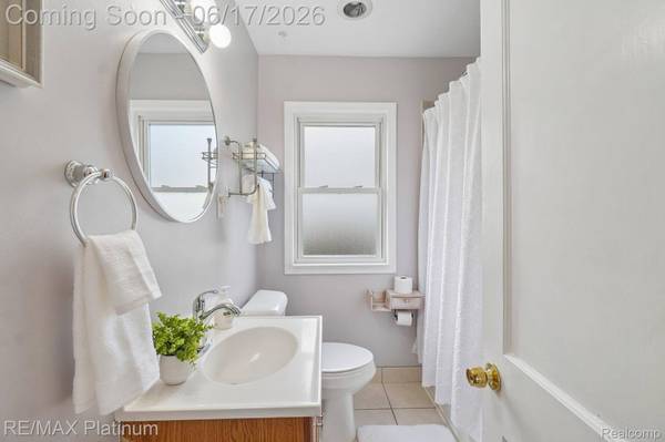56 Charlevoix ST, Clawson, MI 48017