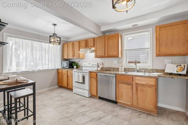 56 Charlevoix ST, Clawson, MI 48017