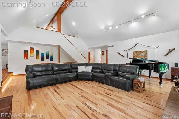 6100 Oak Valley DR, Hamburg Township, MI 48189