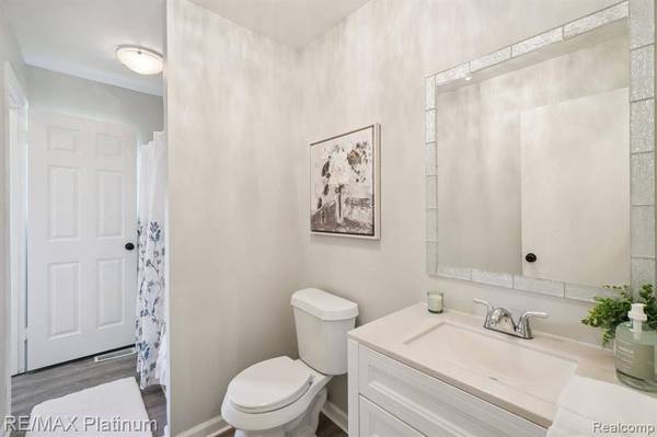 734 S Walnut Street, Howell, MI 48843