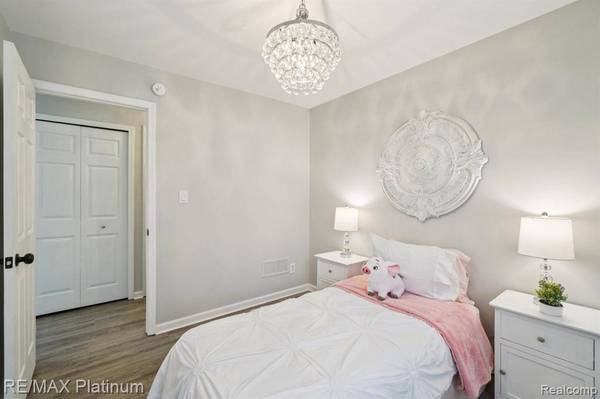 734 S Walnut Street, Howell, MI 48843