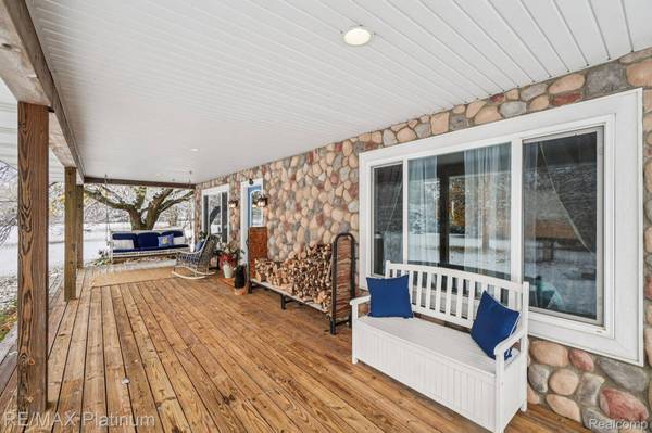 8566 Meyers LN, Pinckney, MI 48169