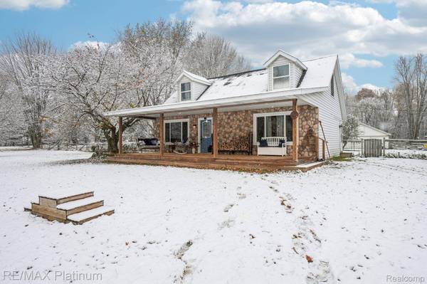 8566 Meyers LN, Pinckney, MI 48169