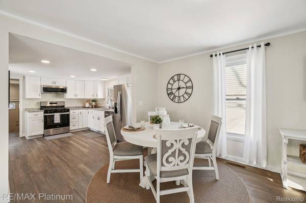 635 E Unadilla ST E, Pinckney, MI 48169