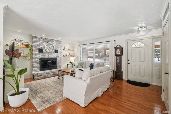 22630 Sandra ST, South Lyon, MI 48178