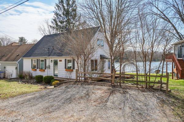 3822 Langley DR, Hamburg Township, MI 48169