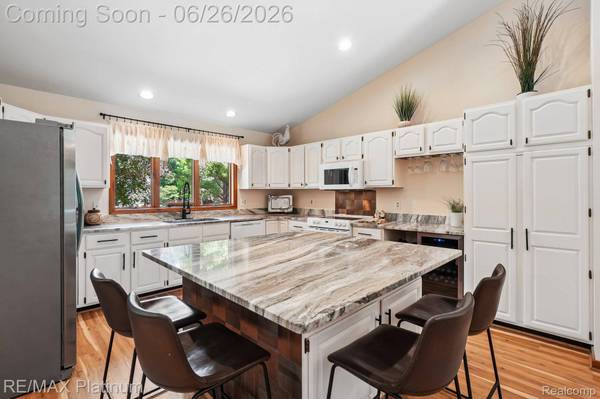 6100 Oak Valley DR, Hamburg Township, MI 48189