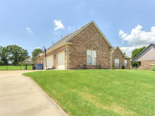 559 Silver Tree CIR, Choctaw, OK 73020
