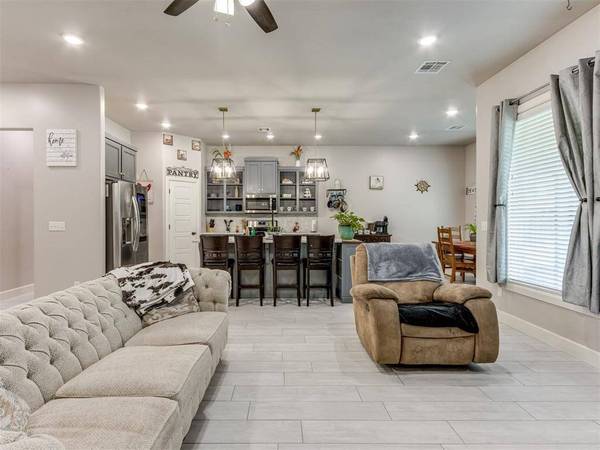 20629 Twisted Oak RD, Harrah, OK 73045