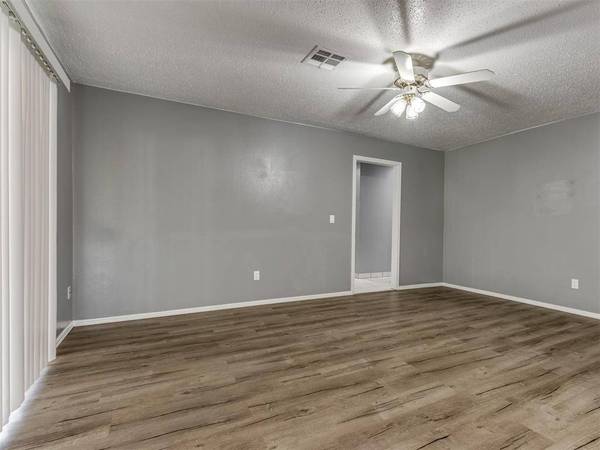 921 Meadowgreen DR, Midwest City, OK 73110