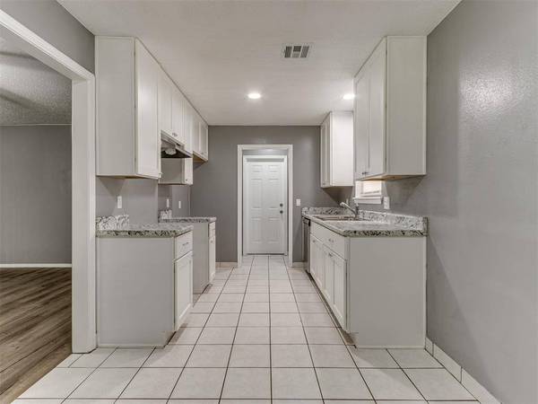 921 Meadowgreen DR, Midwest City, OK 73110