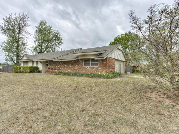 2921 N Woodcrest DR, Midwest City, OK 73110