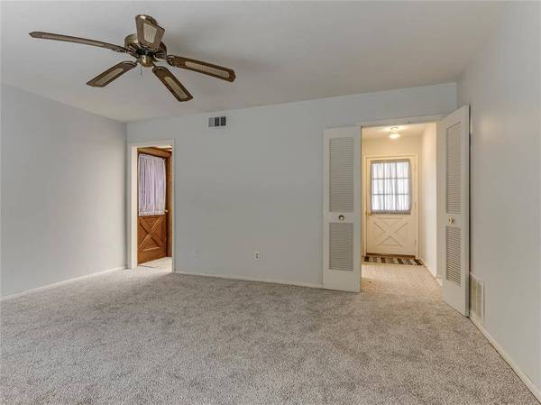 2921 N Woodcrest DR, Midwest City, OK 73110