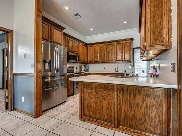 20554 Ember LN, Harrah, OK 73045