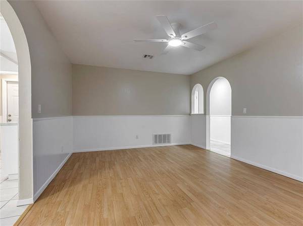 912 Meadowgreen DR, Midwest City, OK 73110