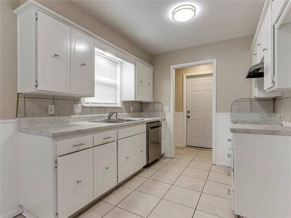912 Meadowgreen DR, Midwest City, OK 73110