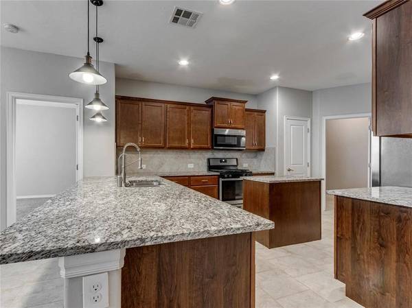 3428 Sadie DR, Yukon, OK 73099