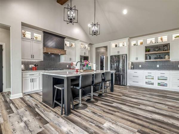 2214 W Cole DR, Mustang, OK 73064