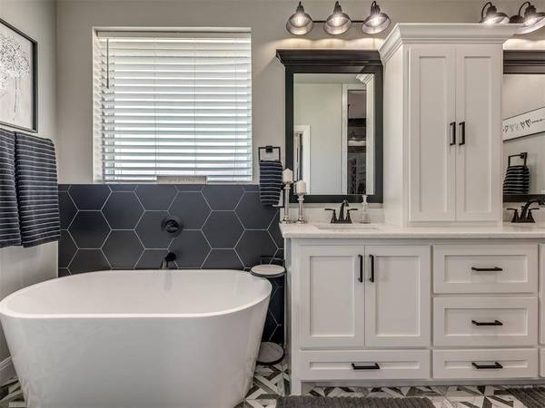 2214 W Cole DR, Mustang, OK 73064