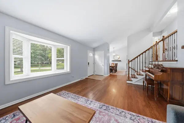 256 WALNUT DR, St. Charles, IL 60174