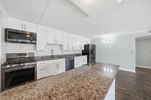 5S066 Pebblewood LN #B12, Naperville, IL 60563