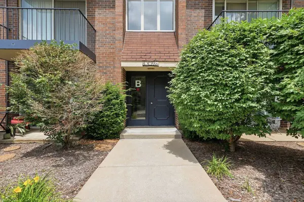 5S066 Pebblewood LN #B12, Naperville, IL 60563