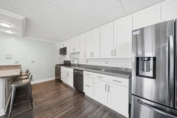 5S066 Pebblewood LN #B12, Naperville, IL 60563