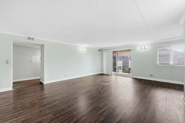 5S066 Pebblewood LN #B12, Naperville, IL 60563