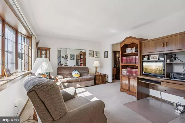 19 FOX CHASE DR, Blackwood, NJ 08012