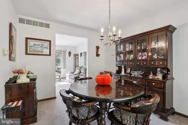 19 FOX CHASE DR, Blackwood, NJ 08012