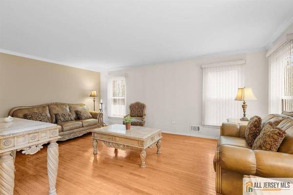 3 Eric CT, Monroe, NJ 08831