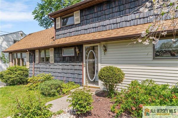 8 Farmbrook DR, Old Bridge, NJ 08857